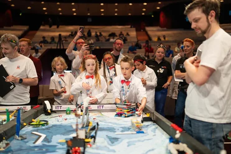 Lapset rakentavat ja ohjelmoivat LEGO-robotteja FIRST LEGO League -tapahtumassa