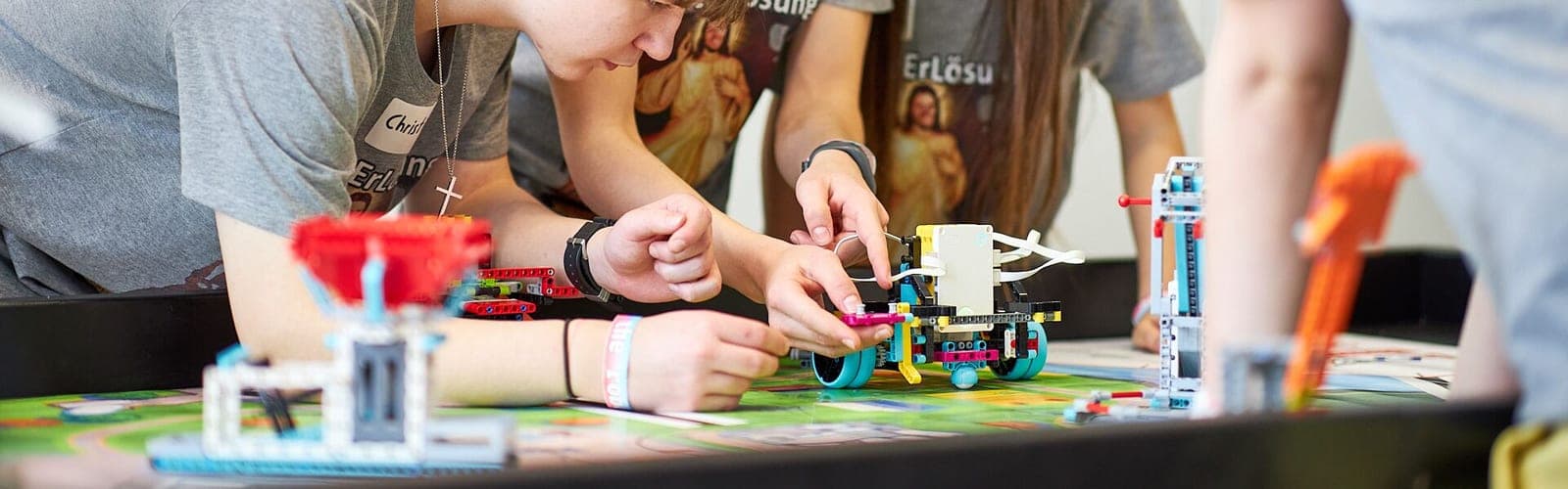 FIRST LEGO League -osallistujia kilpailussa