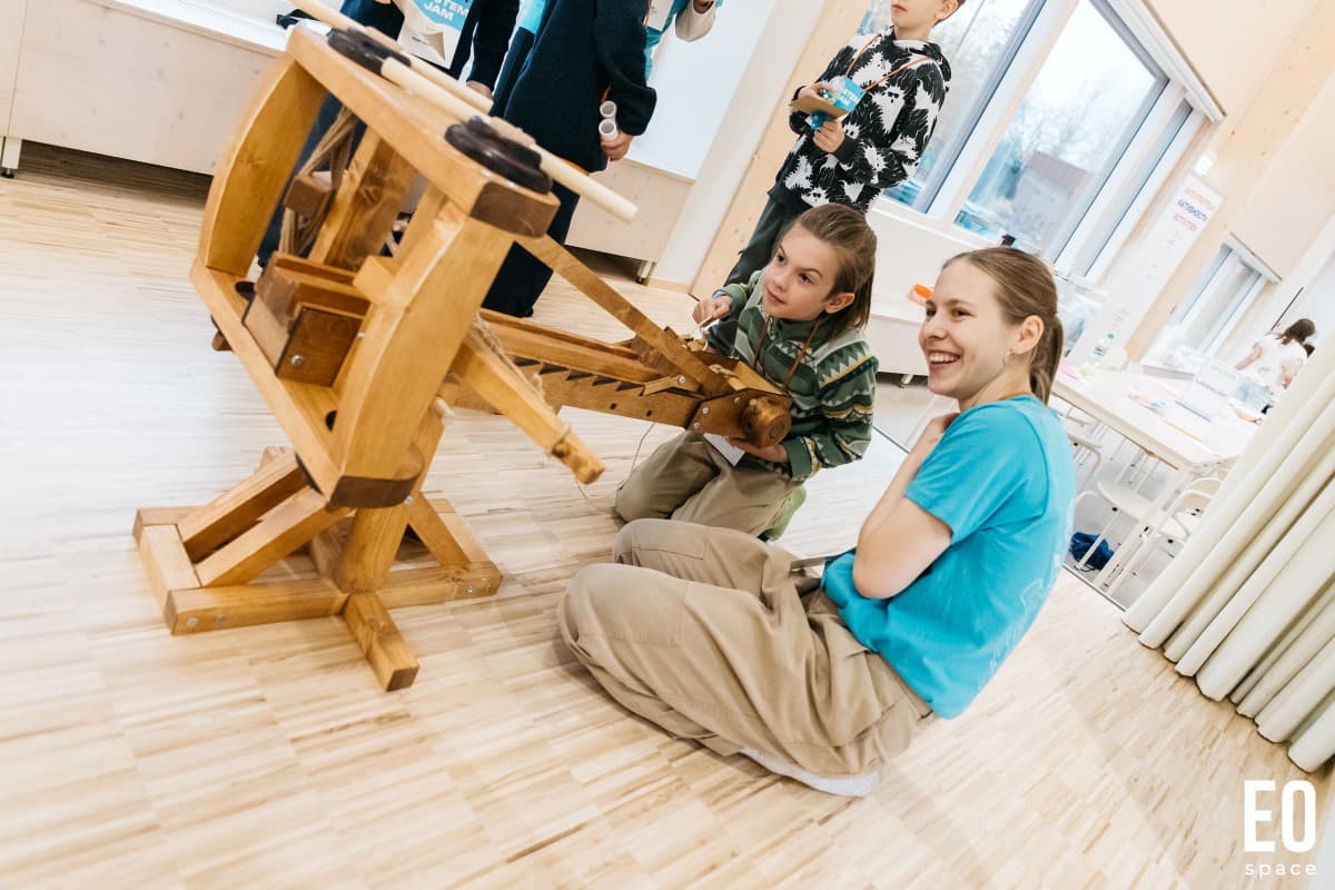 Lapset leikkivät puisella vipulingolla